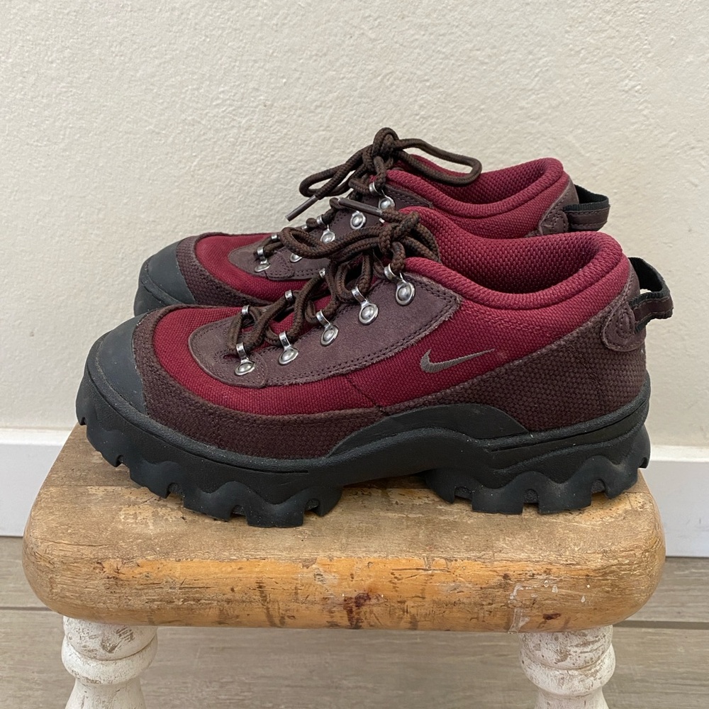 Nike Women’s lahar low canvas 'madeira dark beetroot'